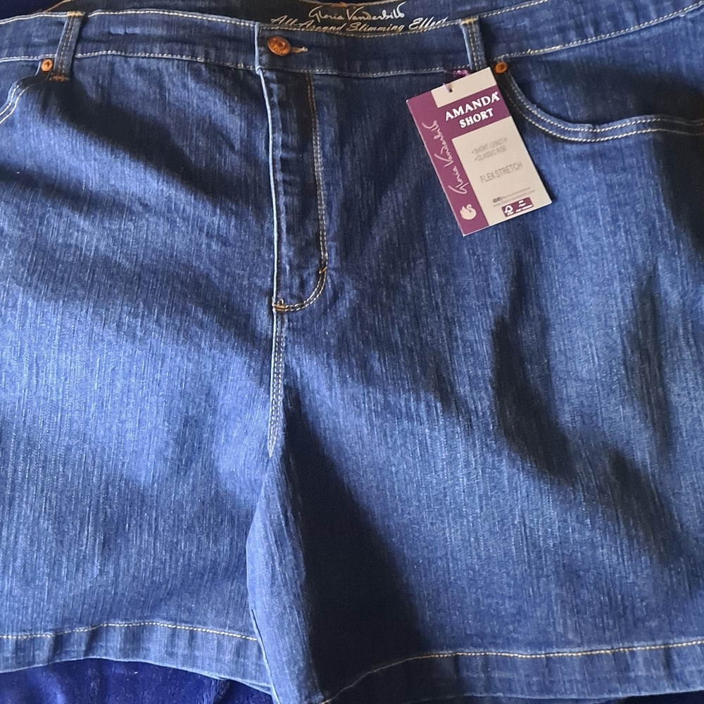 Gloria Vanderbilt all around slimming  effects Amanda shorts.size 22 and a 24